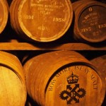 Whiskyfässer der Destillerie Bowmore