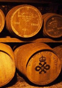 Whiskyfässer der Destillerie Bowmore
