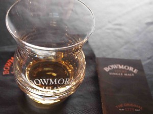 Bowmore Single Malt Whisky, Glas mit Untersetzer