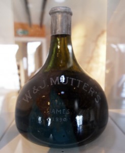 Älteste Flasche Bowmore, datiert 1890, W&J Mutter's