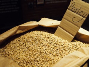 Ein Sack mit Gerste und dem Schild Barley aus der Destillerie Laphroaig