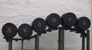 Whiskyfässer der Destillerie Ardbeg mit Namenszug