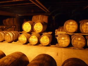 Eichenfässer bei der Lagerung in einem Lagerhaus von Bowmore