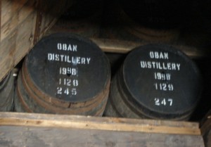 Whiskyfässer der Destillerie Oban