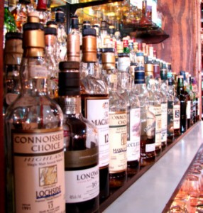 Single Malt Whiskyflaschen auf einem Regal in einem Pub