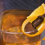 Glas Tumbler Whisky mit Orangenscheibe und Schokoladendekoration