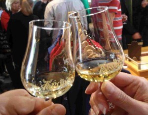 Zwei Whiskygläser von Ardbeg