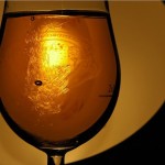 Schlieren von Wasser in Whisky