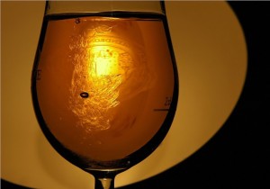 Schlieren von Wasser in Whisky