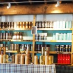 Bruichladdich Flaschen in den Regalen der Destillerie