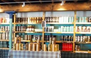 Bruichladdich Flaschen in den Regalen der Destillerie